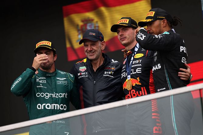 Fernando Alonso supports Max Verstappen due to his bitterness towards Lewis Hamilton, claims pundit