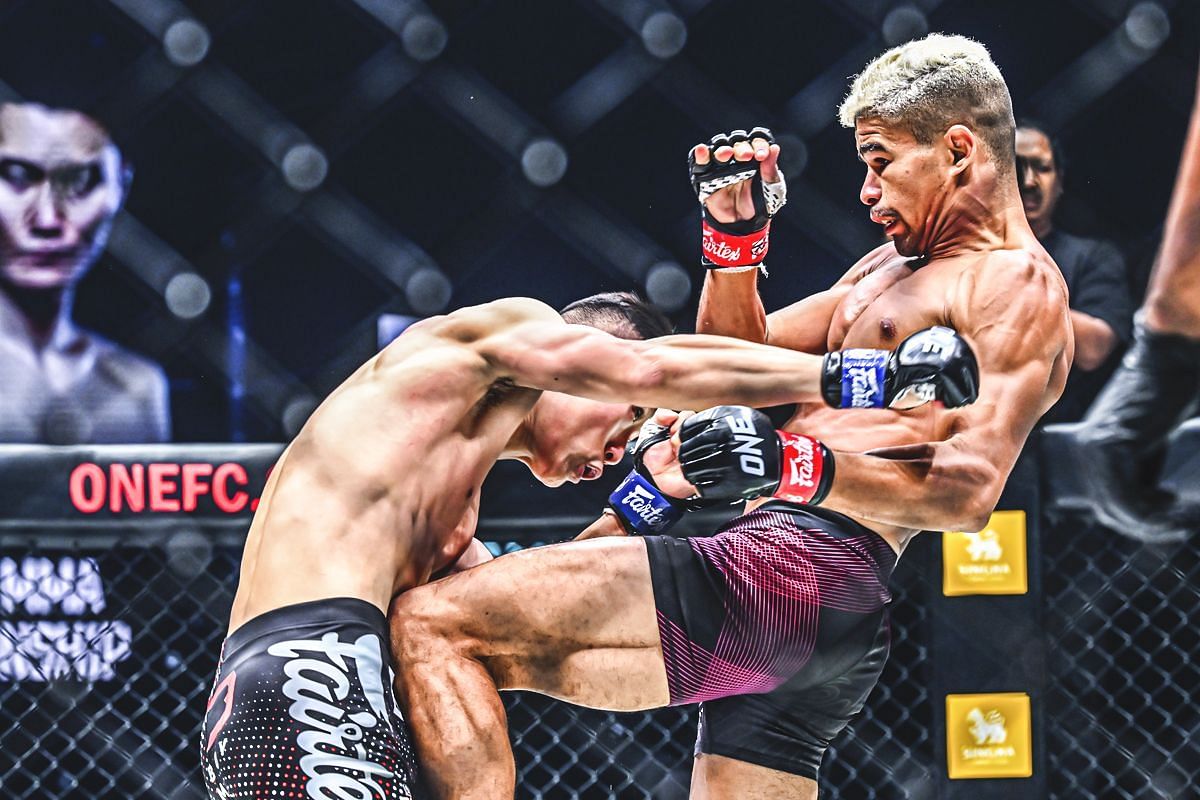 Fabricio Andrade lands a hit on Kwon Won Il