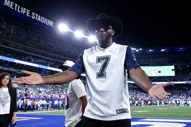 "It's all a character test" - Cowboys legend Dez Bryant sends message to Shedeur Sanders after QB's draft slide