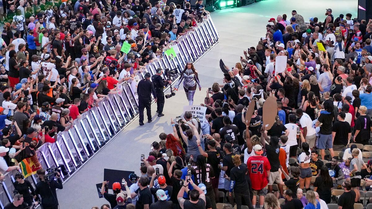 रिंग की तरफ आती नाया जैक्स (Photo: WWE.com)