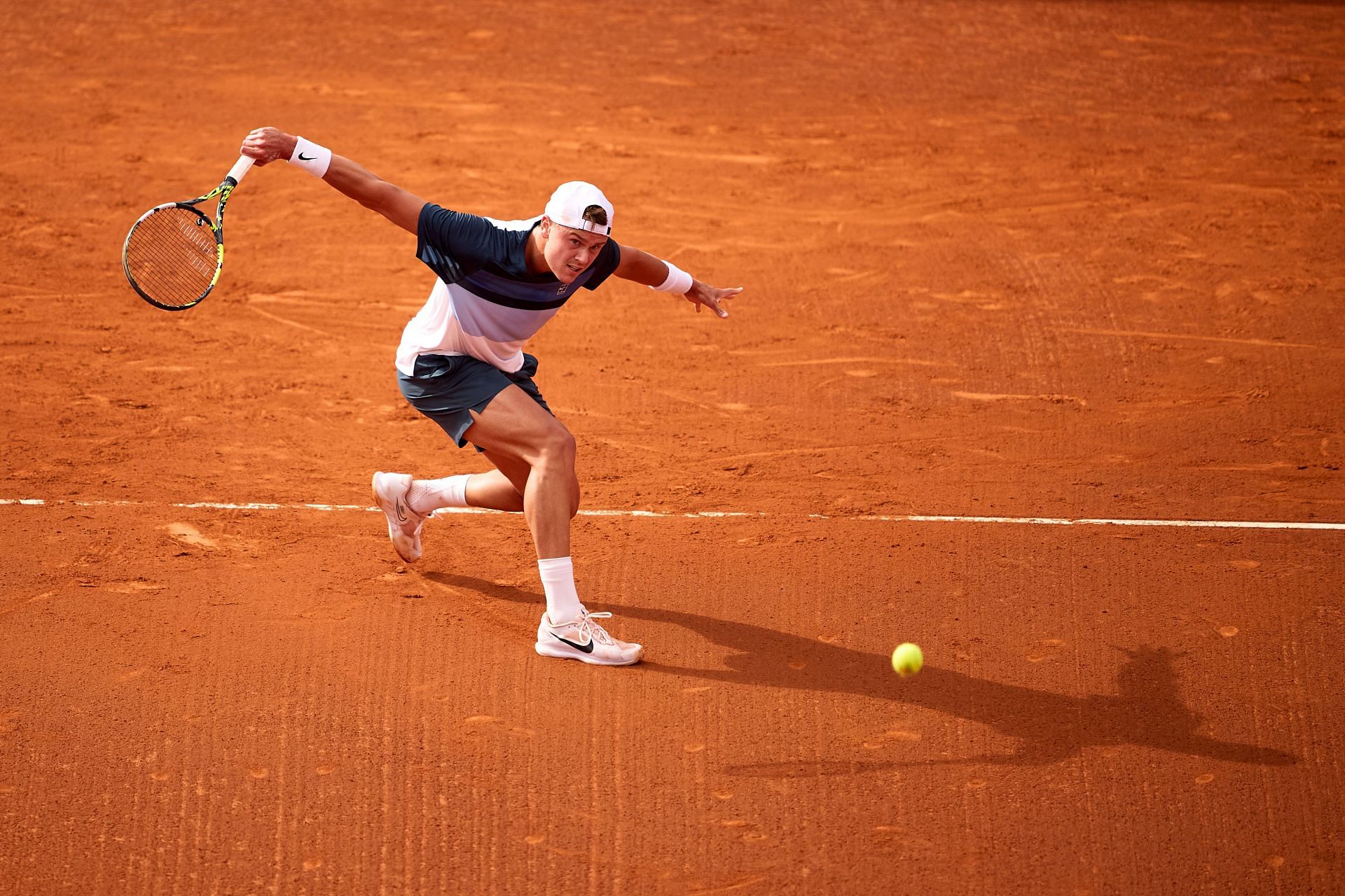 Rune plays a slice backhand in the Barcelona Open 2025- Day One - Source: Getty