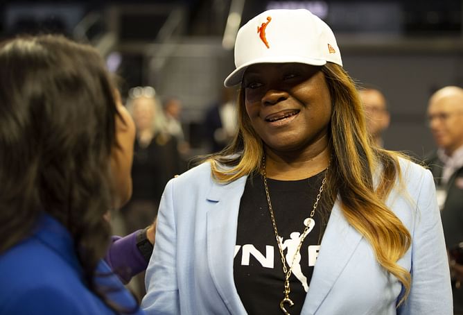 "She really hates Caitlin Clark" - WNBA fans react to Sheryl Swoopes rocking Paige Bueckers T-shirt on Gilbert Arenas' podcast