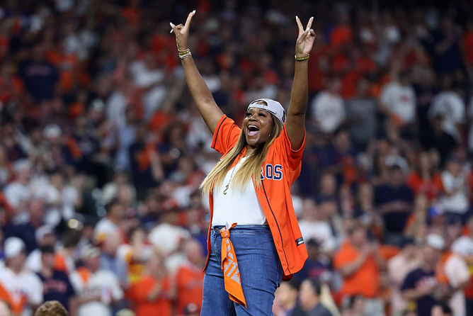"Haters gonna hate": Sheryl Swoopes seemingly takes swipe at Caitlin Clark fans after Paige Bueckers allegiance