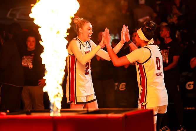 How Te-Hina Paopao's last-minute push led teammate Chloe Kitts to seal Elite Eight win for South Carolina