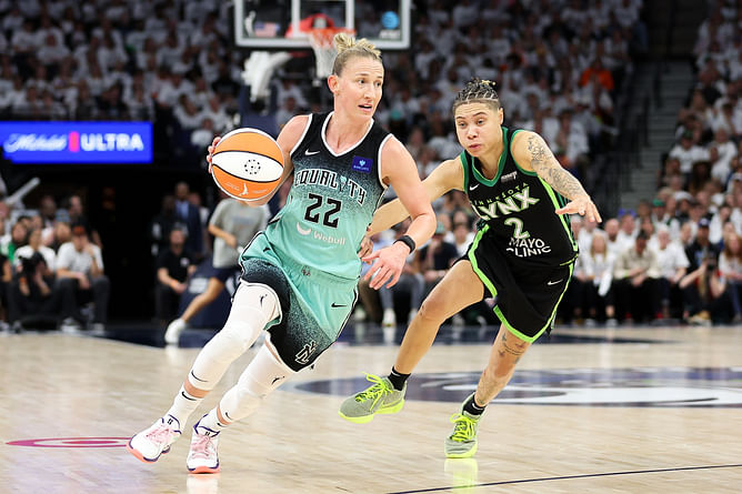 WNBA fans call out 'insanely bad' Courtney Vandersloot take from ESPN