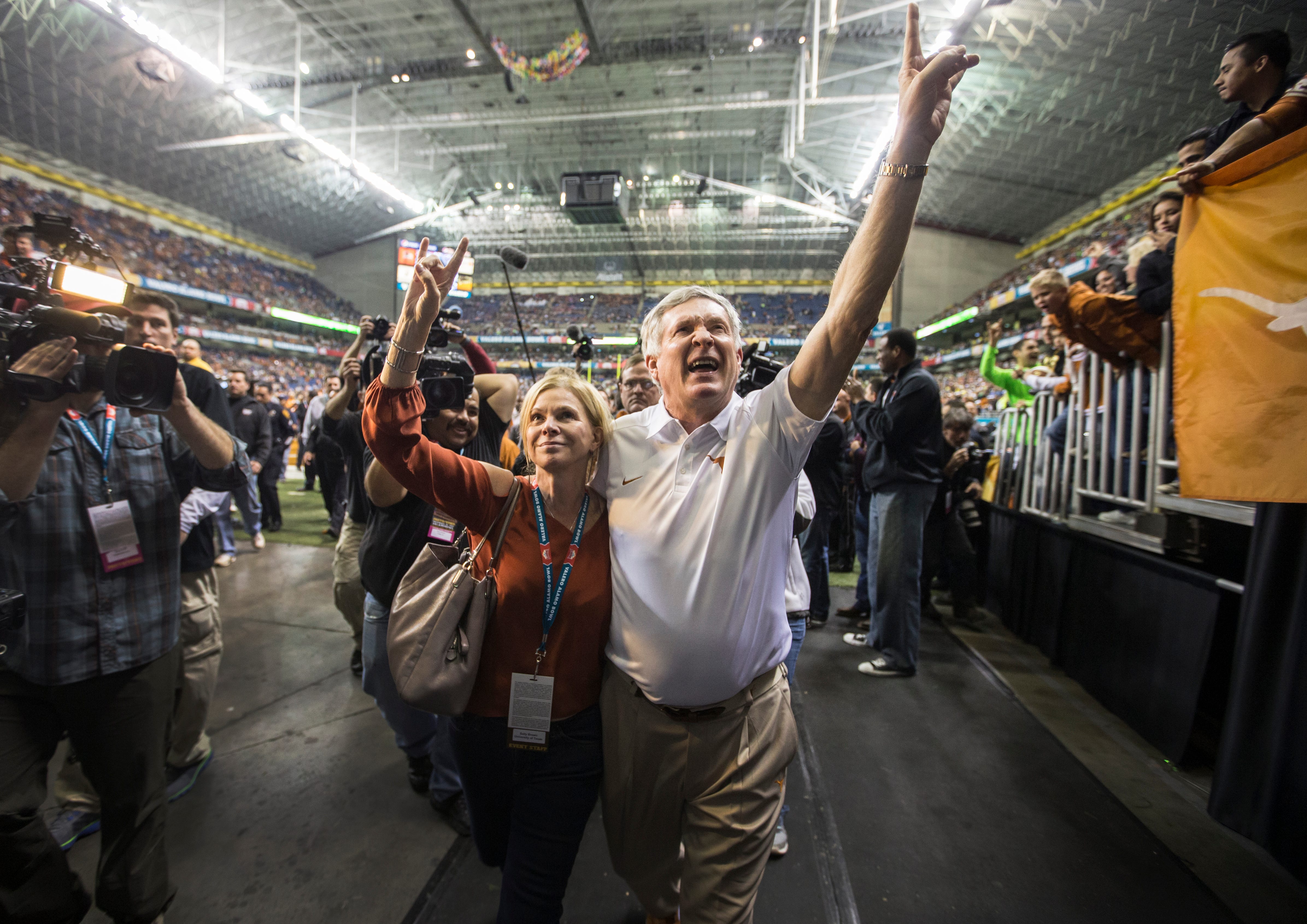 “Then put 4 in”: Legendary Texas HC Mack Brown shares how he bent the rules for freshman Derrick Johnson