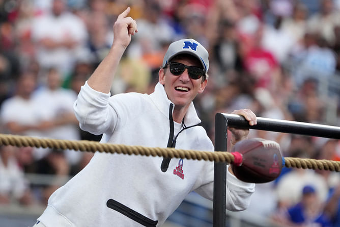 $160,000,000 worth Eli Manning eyes minority ownership as Giants seek investors for 10% stake: Report