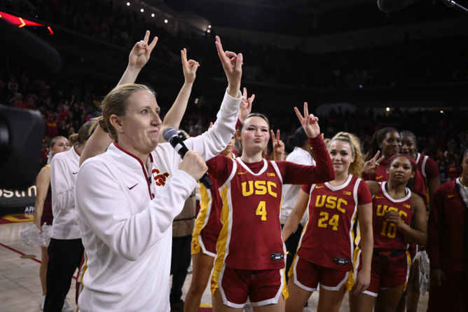 USC HC Lindsay Gottlieb and 3YO daughter send adorable message to JuJu Watkins’ teammate on her special day