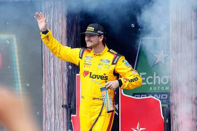 Noah Gragson takes a cheeky jab at Todd Gilliland in Marissa's 'Off week at the beach' post