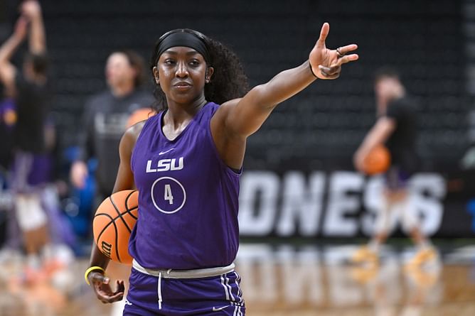 $1.5M NIL-valued Flau’jae Johnson’s mom Kia gives “advice” to fans as daughter lives out “both her dreams”