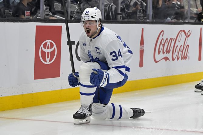 Auston Matthews links up with Cristiano Ronaldo's former Juventus teammate and signs his #34 Maple Leafs jersey