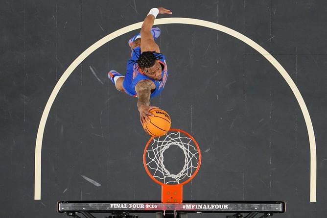 "Holy sh*t": NCAA hoops fans left stunned as Alijah Martin throws down thunderous dunk during Florida vs Auburn Final Four game