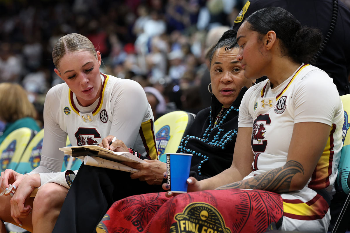 “Keep building them so Geno can keep complaining”: Fans react to South Carolina WBB announcing statue of Dawn Staley on IG