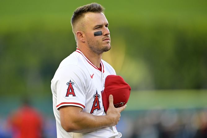 "Even GOATs make mistakes" - Fans react to Mike Trout making a mess of flyball in right field