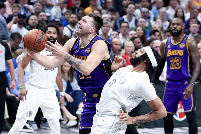 Anthony Davis shows the middle finger to LeBron James during Lakers vs Mavericks