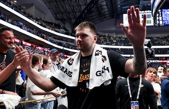 “Oh s**t” - Luka Doncic hilariously reacts to overcrowded press room in Dallas return