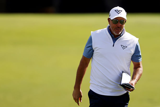 Trained pilot Phil Mickelson finds fault in an airplane take-off