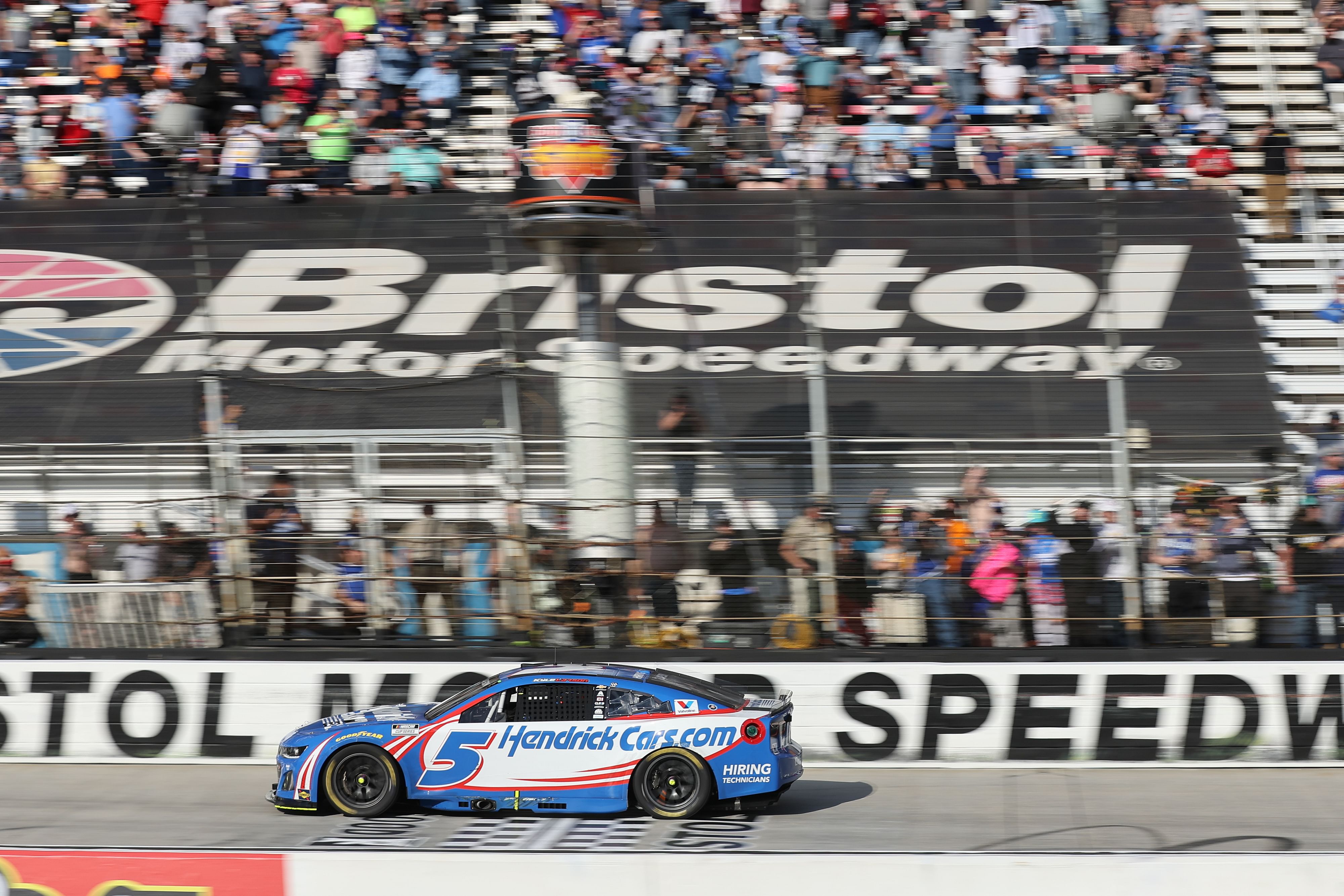 Kyle Larson (5) wins the NASCAR Food City 500 at Bristol. Source: Imagn