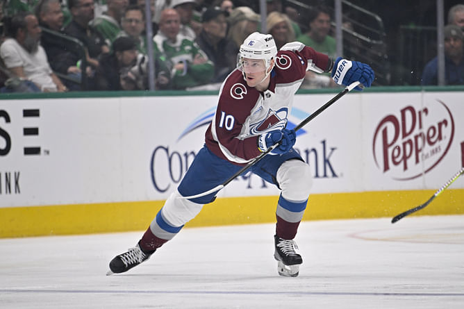 Charlie Coyle shares heartwarming moment with daughter Lilia from across the glass during Avs playoff Game 4 against Stars