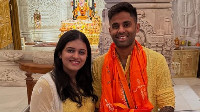 IPL 2025 के बीच वाइफ के साथ अयोध्या पहुंचे सूर्यकुमार यादव, फैंस बोले- अब होगा कमबैक