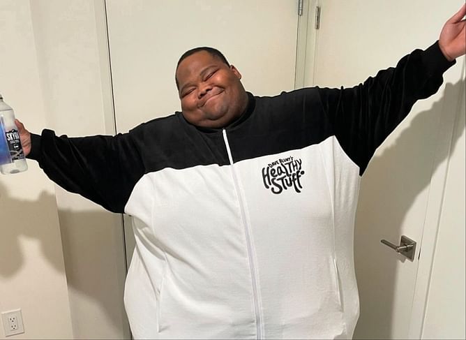 "He'll be getting used forever" — Internet reacts to Dave Blunts posting a photo of his late-night date