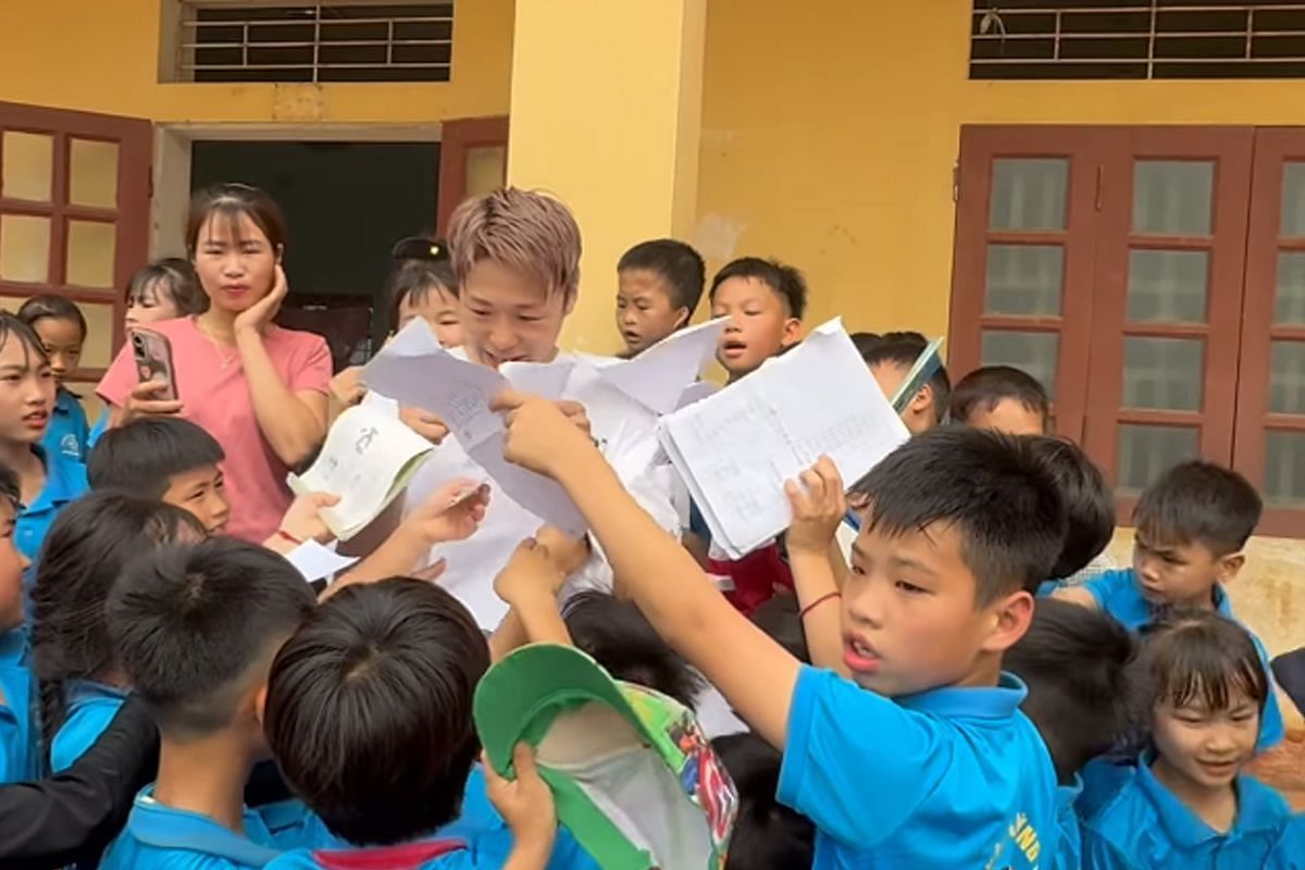 Takeru Segawa gets swarmed with kids during his visit to Vietnam. [Photo from ONE Championship]