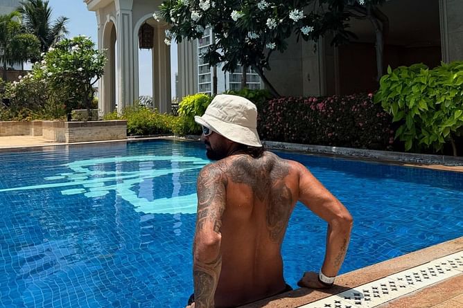 KL Rahul has fun in the pool ahead of CSK vs DC IPL 2025 match [Watch]