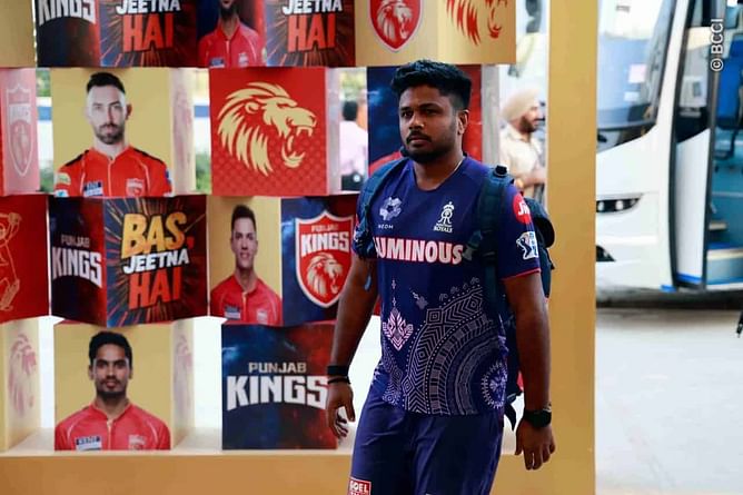 "Sanju Samson haay haay"- College students in Jaipur welcome Rajasthan Royals captain with RCB chants [Watch]