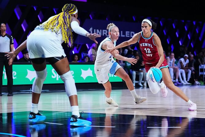 "Stop trying to pin players against each other": Rae Burrell issues clarification amid controversy over alleged Azzi Fudd diss