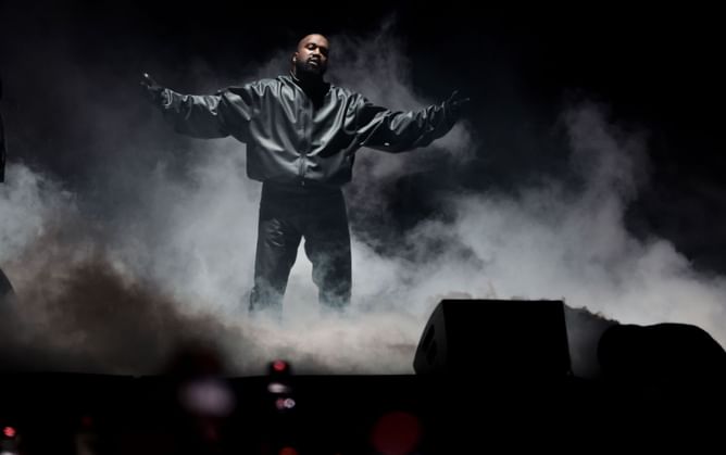 "The most random stream linkup ever" — Internet reacts as Kanye West appears on N3on stream with Sneako for a listening party after dropping Donda 2