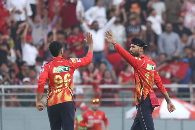 Popular singer-actor shows his support for PBKS during their IPL 2025 clash against RCB [Watch]