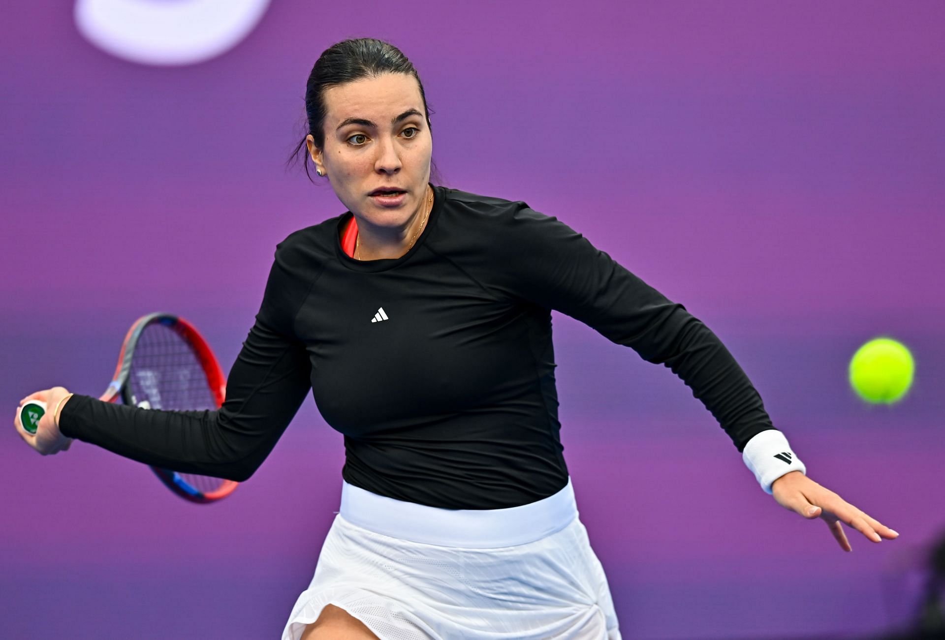 Gabriela Ruse plays a forehand in the Qatar TotalEnergies Open - Source: Getty