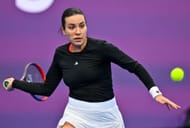 Gabriela Ruse plays a forehand in the Qatar TotalEnergies Open - Source: Getty