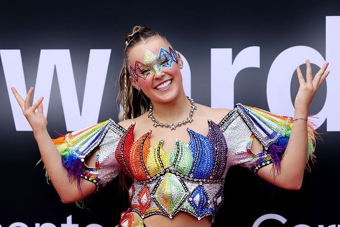 "This is so bad for JoJos ex" — Internet reacts to JoJo Siwa and Chris Hughes saying they are platonic soulmates on ITV's 'This Morning'
