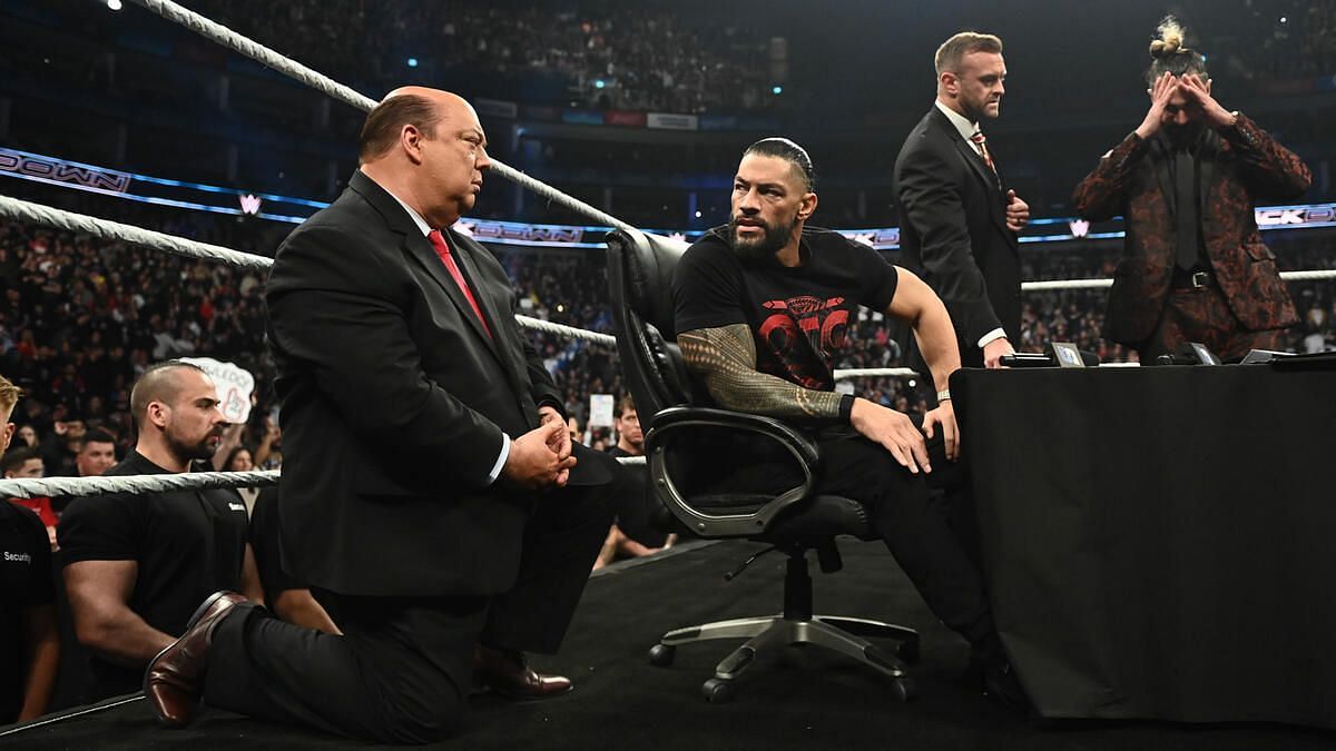 पॉल हेमन को देखते रोमन रेंस (Photo: WWE.com)