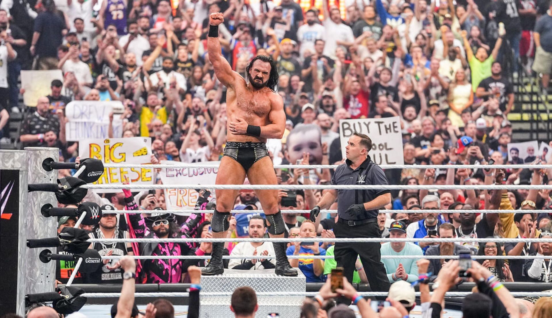 ड्रू मैकइंटायर जीत सेलिब्रेट करते हुए (Photo: WWE.com)