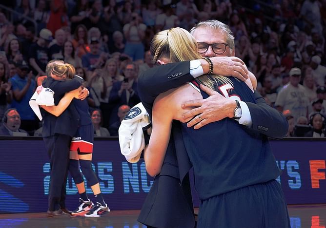 Geno Auriemma reveals 3 words he said to Paige Bueckers in emotional hug at close of NCAA championship game