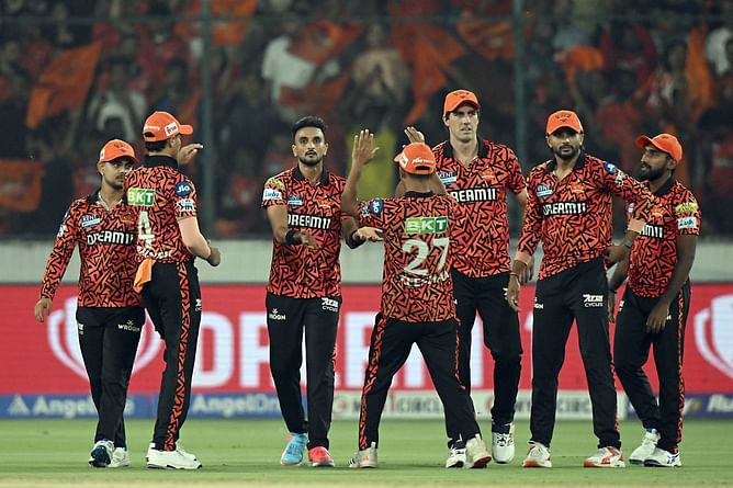 "Ki haal hai?" - SRH star exchanges pleasantries with media, treats a fan with selfie ahead of MI vs SRH IPL 2025 match [Watch]