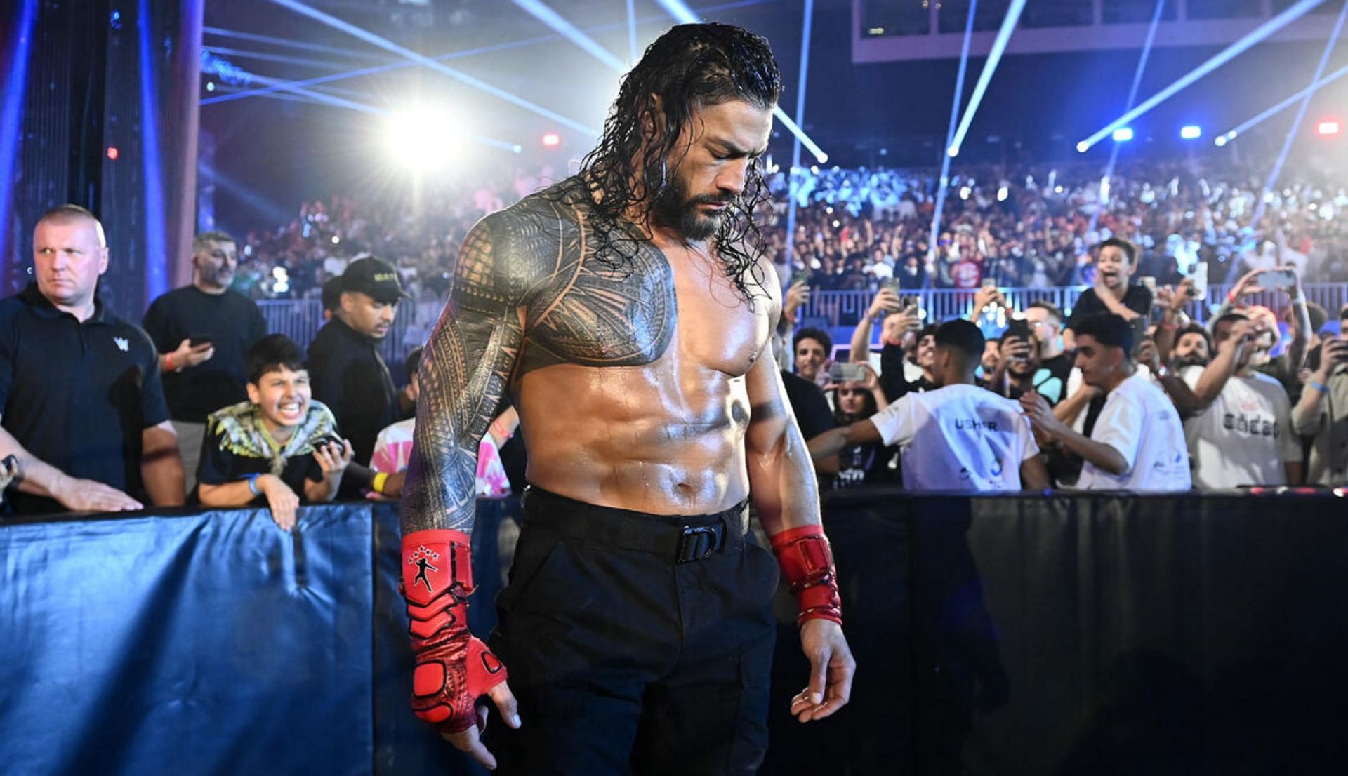 रोमन रेंस एंट्री करते हुए (Photo: WWE.com)