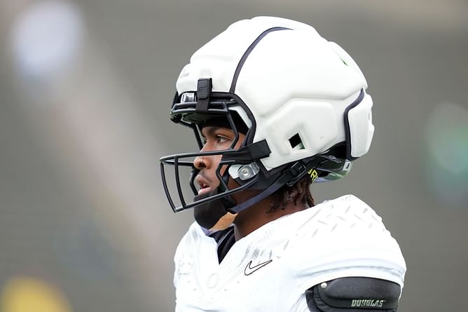 "You are a nightmare for any defense!" Fans react as five-star Oregon signee Dakorien Moore makes jaw-dropping catch