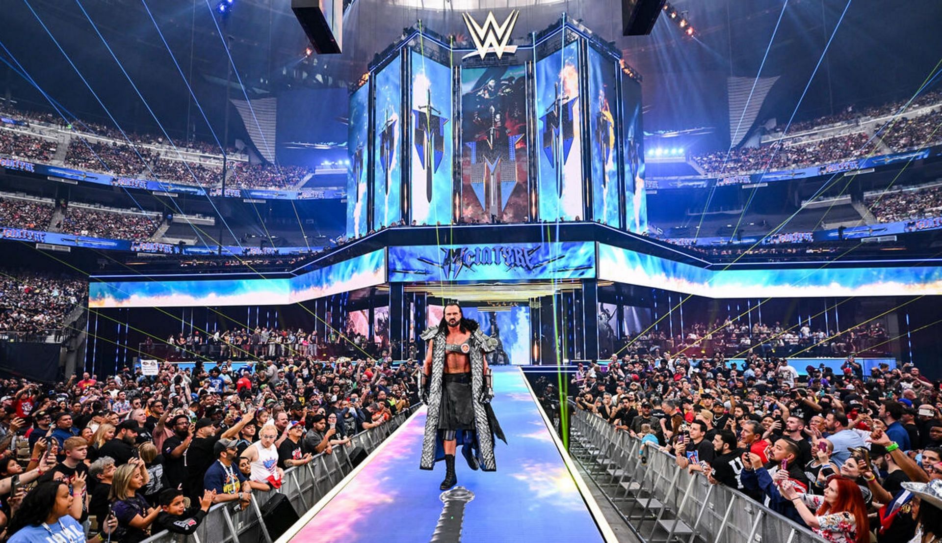 ड्रू मैकइंटायर एंट्री करते हुए (Photo: WWE.com)