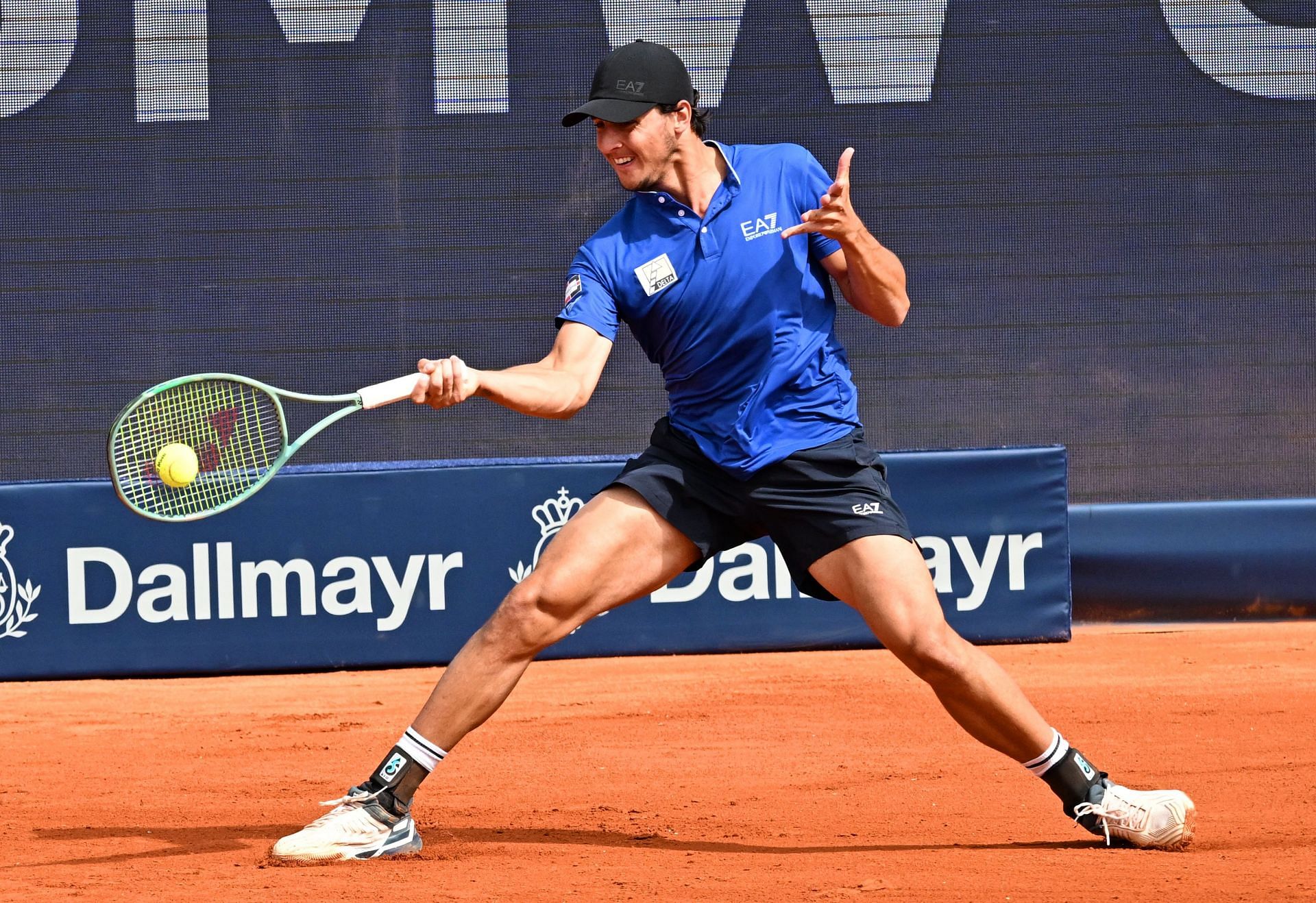 Luciano Darderi tracks down a ball in Munich | Image Source: Getty