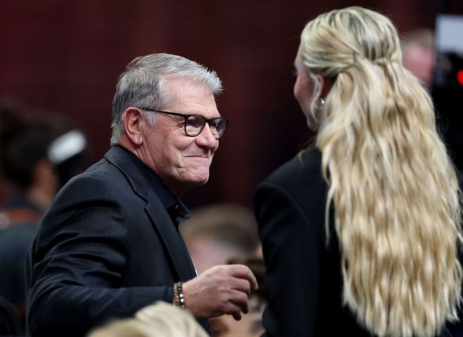 "We sacrificed Luka for Paige": Fans react as Geno Auriemma jokes about Paige Bueckers before genuine advice to Dallas
