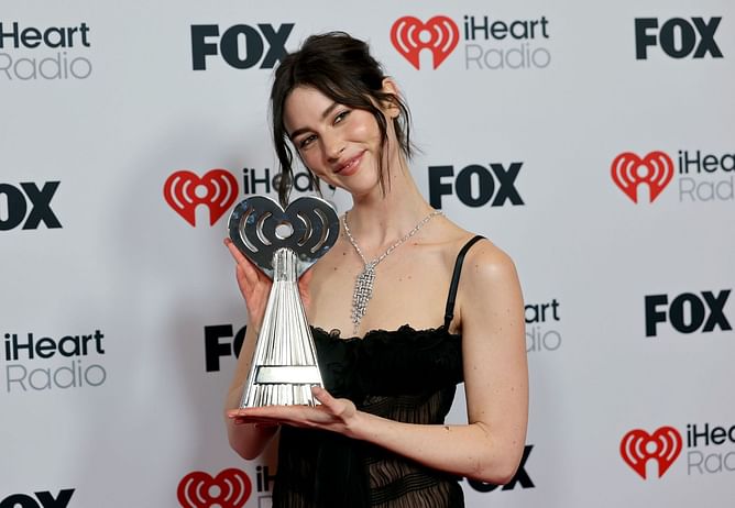 "They wouldn't sell out"— Internet reacts to Gracie Abrams saying she hopes to play in big stadiums like Taylor Swift one day