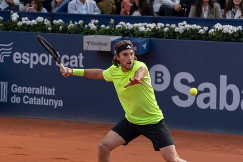 Tsitsipas plays a forehand in the Barcelona Open Banc 2025 - Source: Getty
