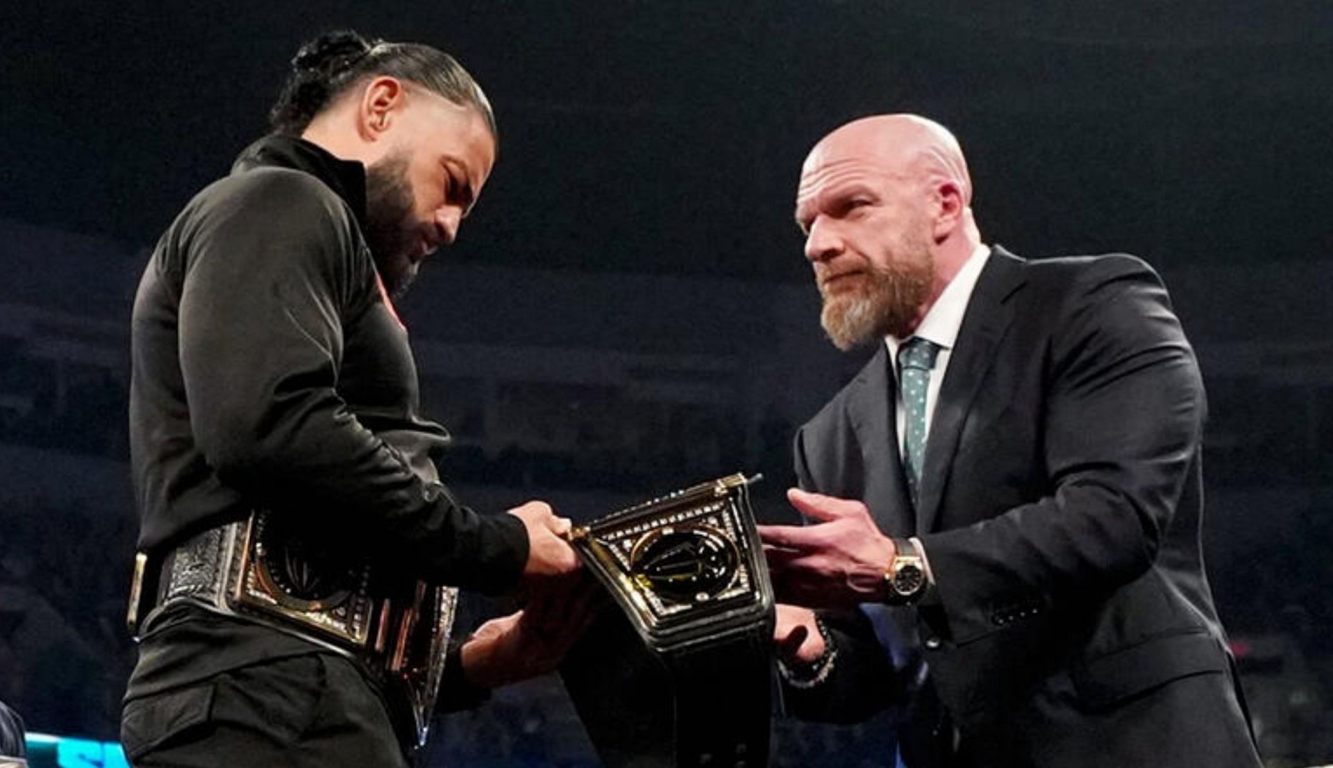 रोमन रेंस को चैंपियनशिप देते हुए ट्रिपल एच (Photo: WWE.com)