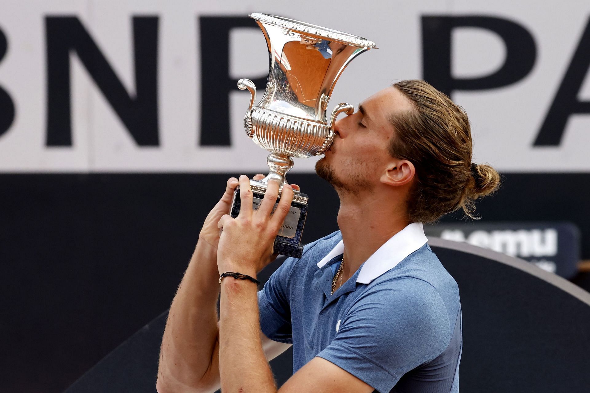 Alexander Zverev poses with the Italian Open title | Image Source: Getty