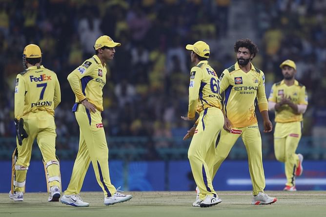 Ravindra Jadeja knocks over dangerous Mitchell Marsh for 30 with a skidder in LSG vs CSK IPL 2025 match