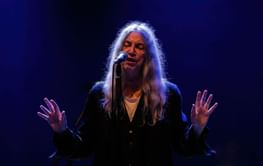 When did Robert Mapplethorpe and Patti Smith date? Former restaurateur claims the latter was "incredibly rude" to restaurant staff
