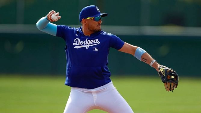Blake Snell, Yoshinobu Yamamoto in splits as $11,000,000 infielder breaks out hilarious impressions of Dodgers pitching staff